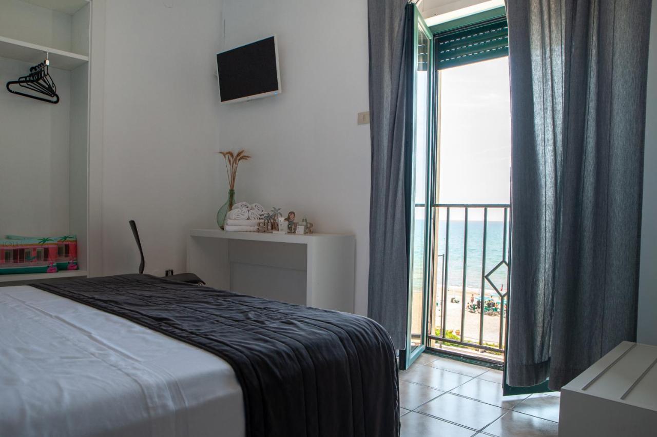 Baron Beach Hotel Scauri  Esterno foto