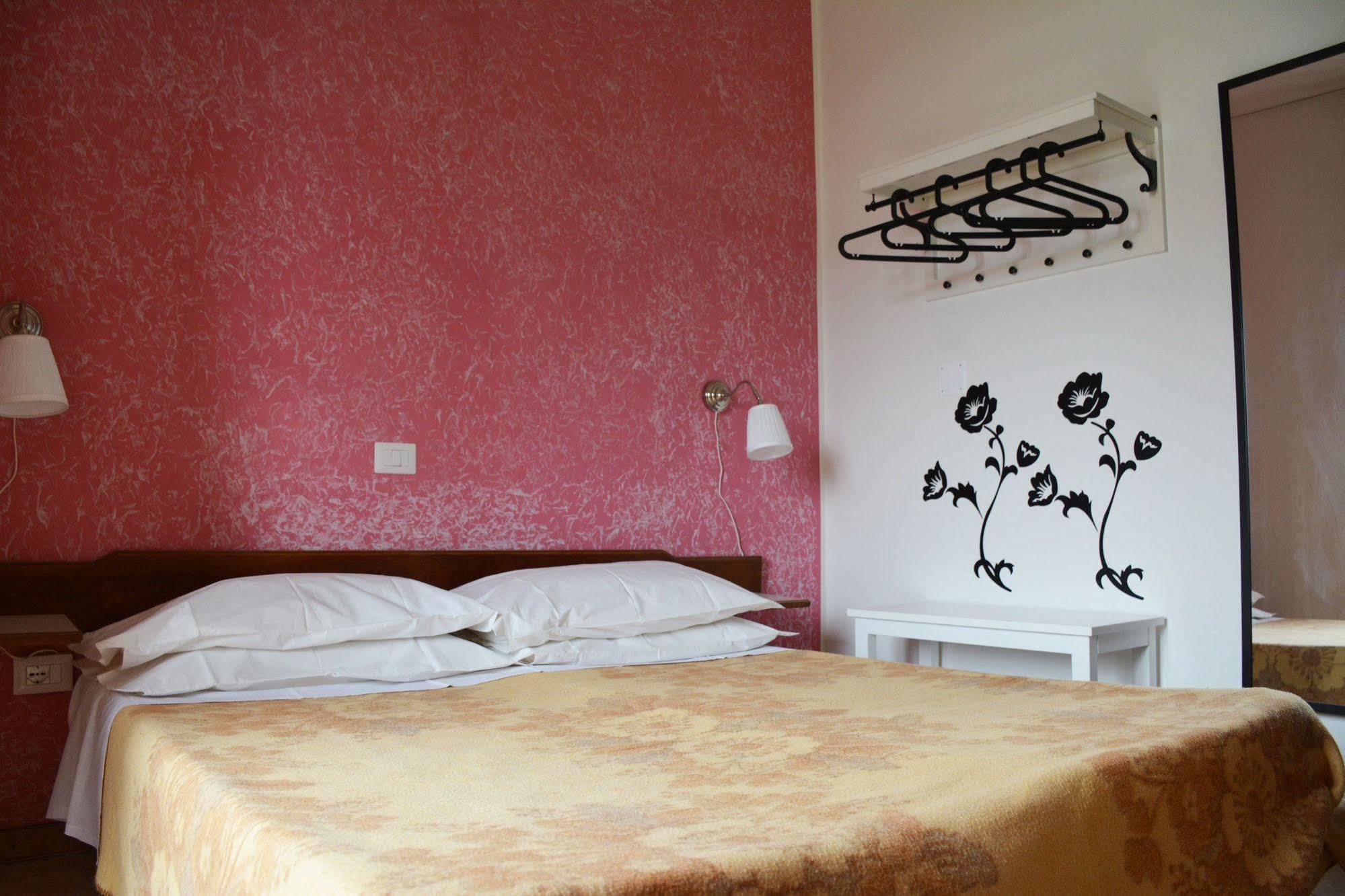 Baron Beach Hotel Scauri  Esterno foto
